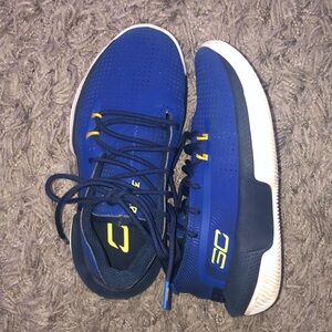 Under Armour Unisex-Child Pre School Sc 3zer0 Iii Basketball Shoe, Size 2